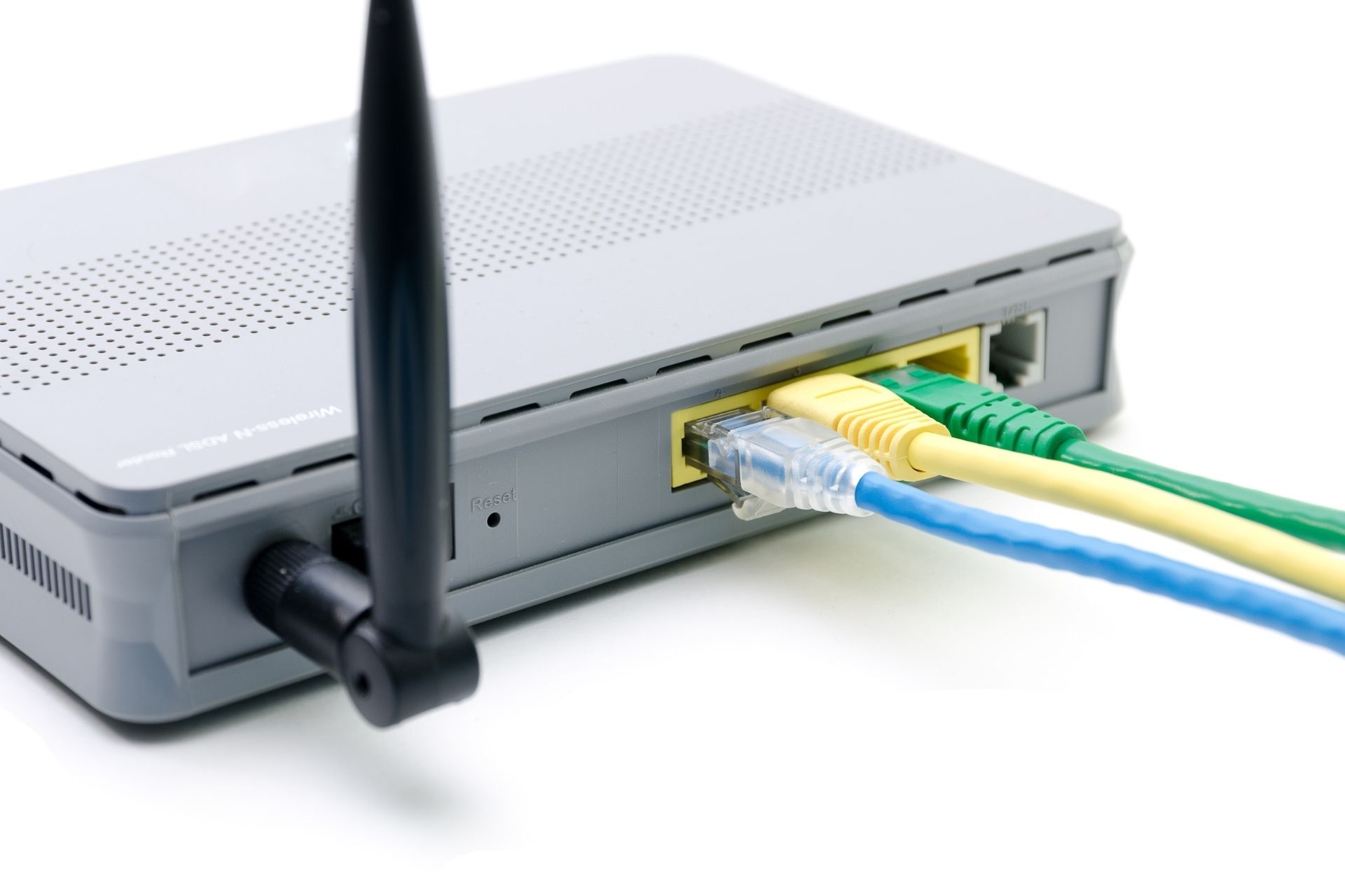 How does a CMTS ensure quality of service for voice over IP (VoIP) traffic on a cable network?